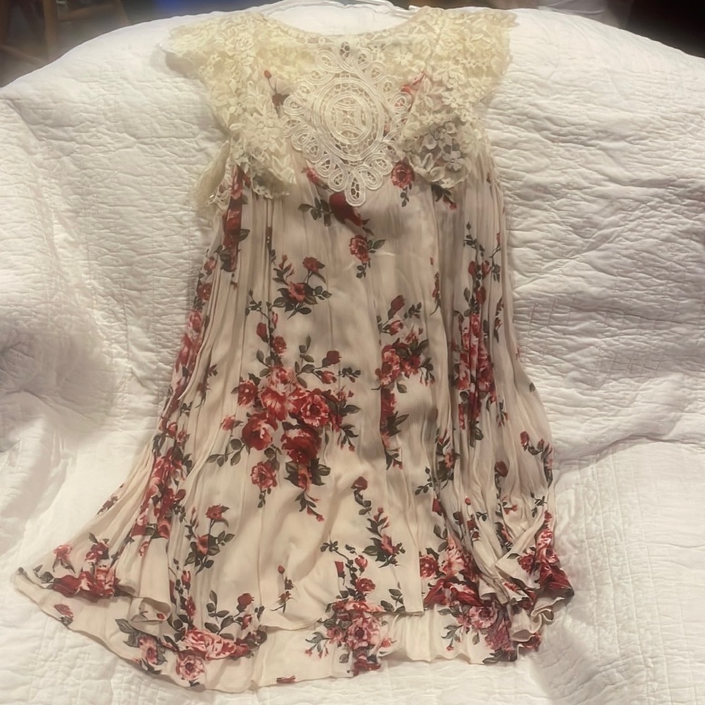 Lace topped flowing floral dress.  Never worn, without tags